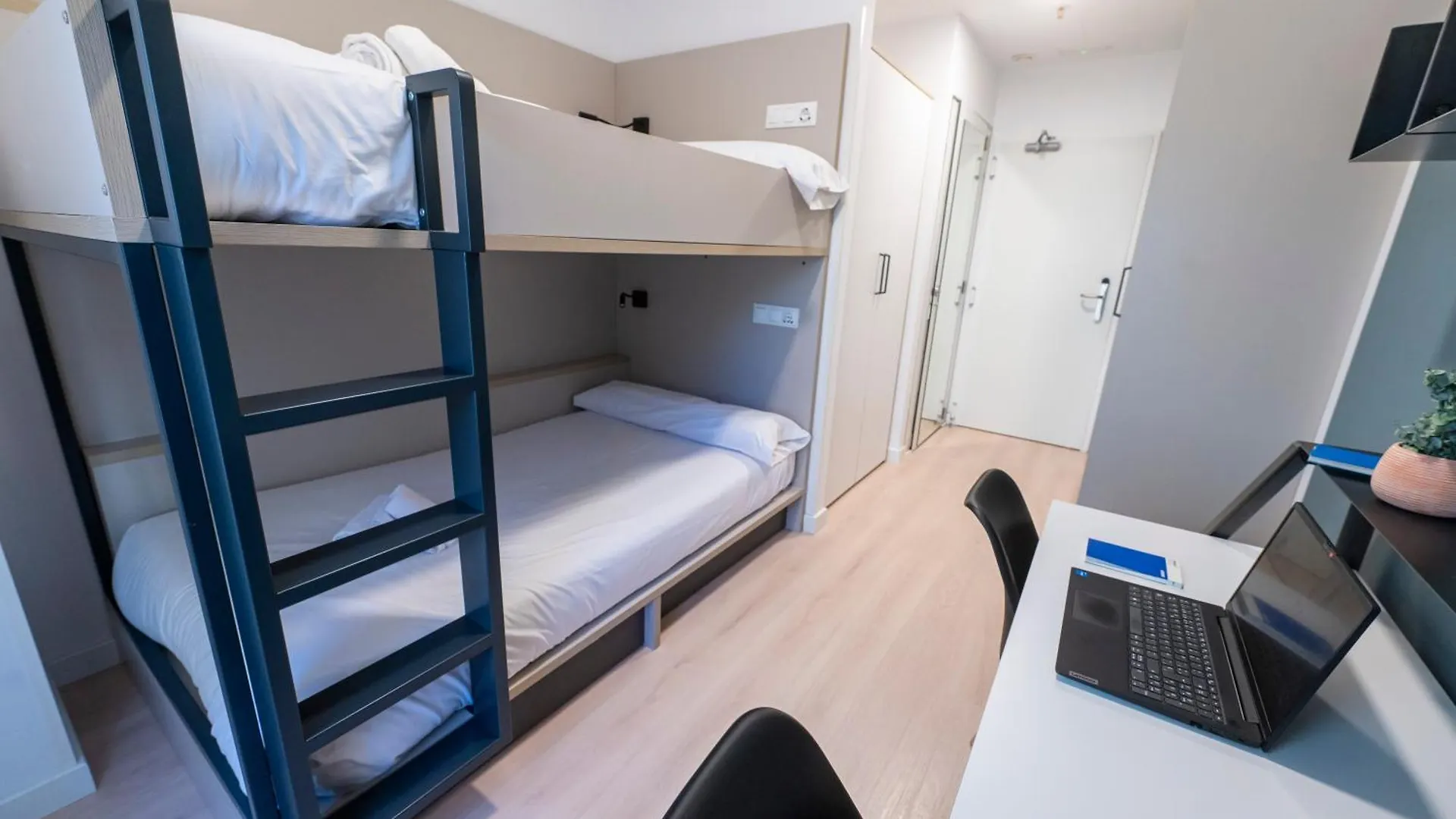 Residencia Bravo Students Granada Hotel 2*,